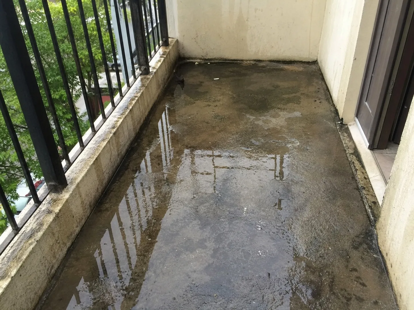 水が溜まったベランダの床