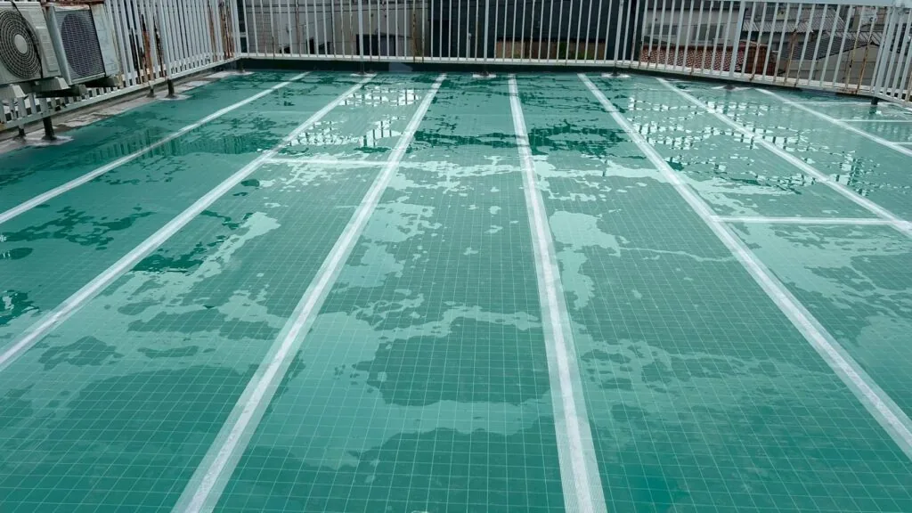 プライマー塗布と通気緩衝シート貼りの様子