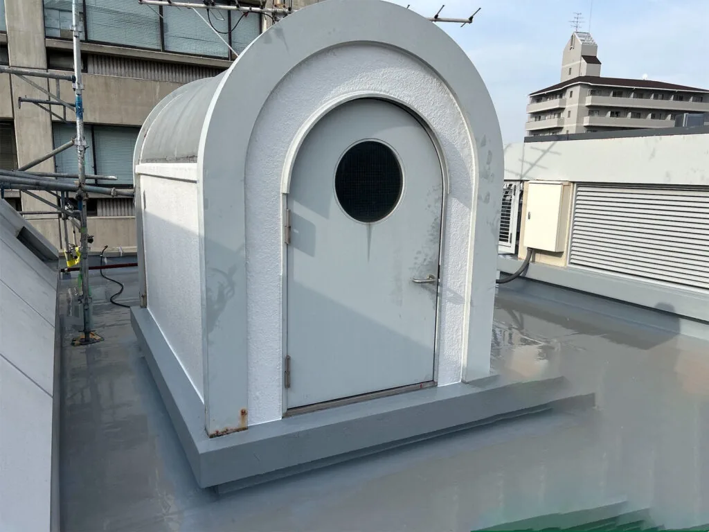 建屋塗装と屋上防水を終えた設備室まわり