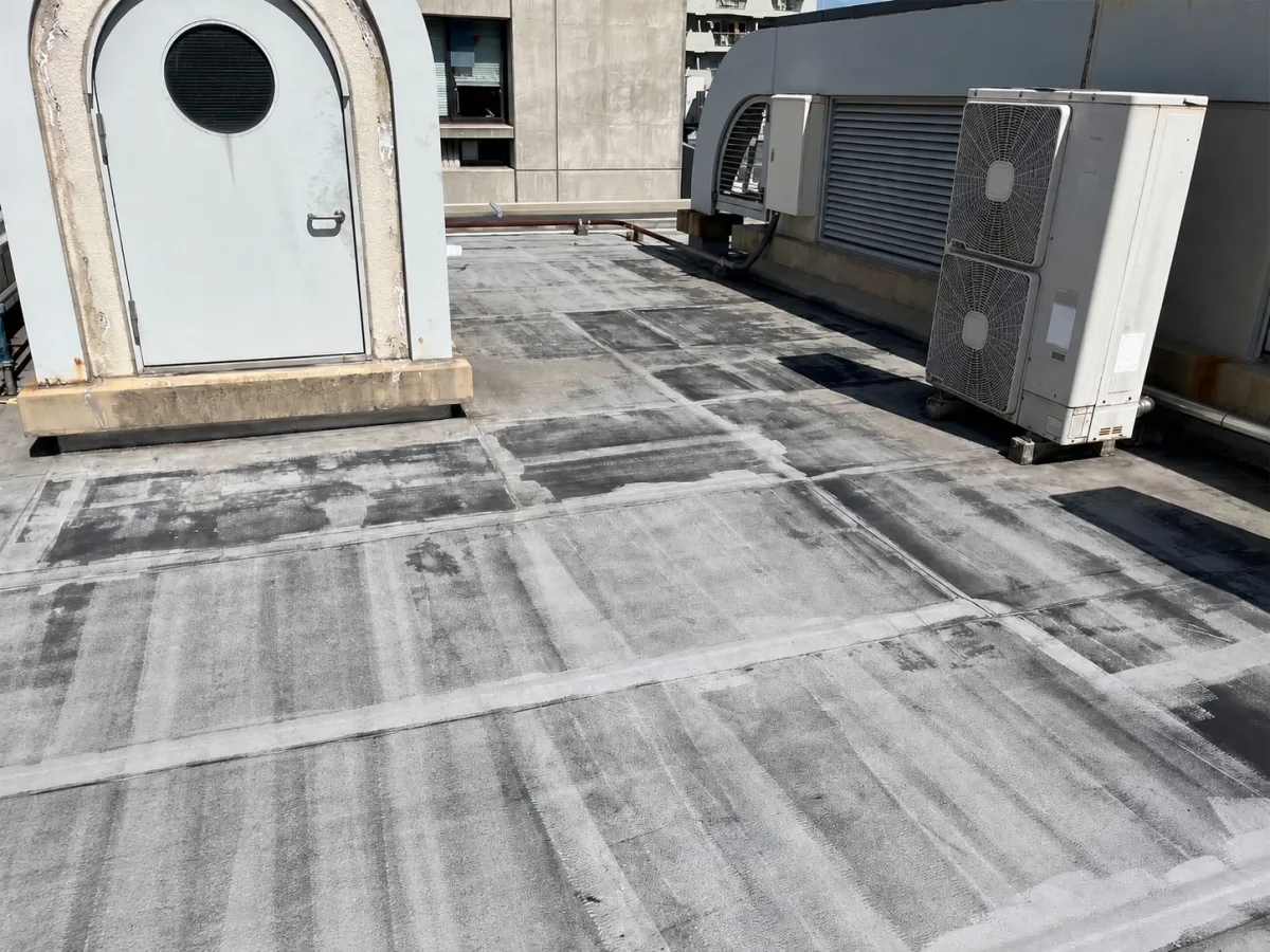 体育館屋上の既存防水層が劣化した施工前の状態